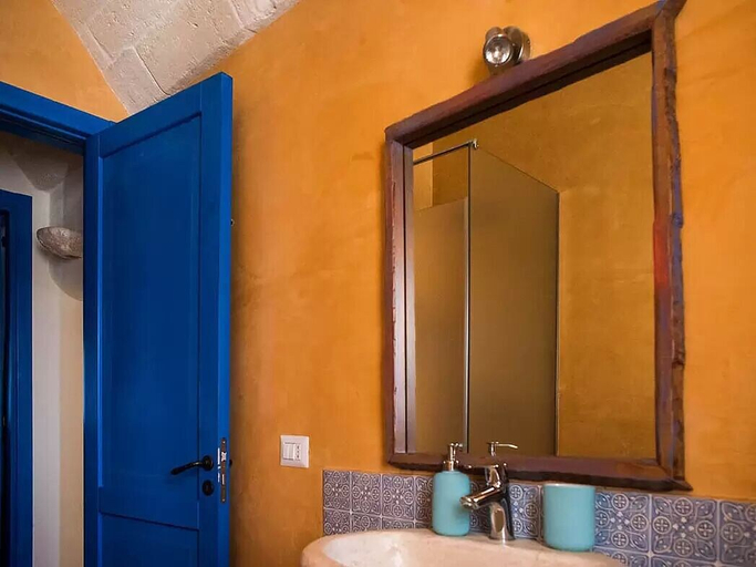 Bathroom, Trullolive & TrulloLimone, Brindisi