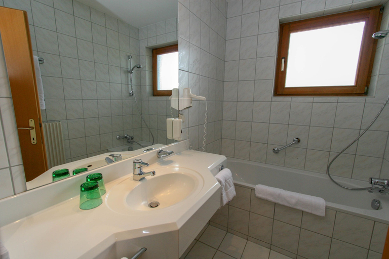 Bathroom 3, Landhotel Kreinerhof - Self Check In 24h möglich, Spittal an der Drau
