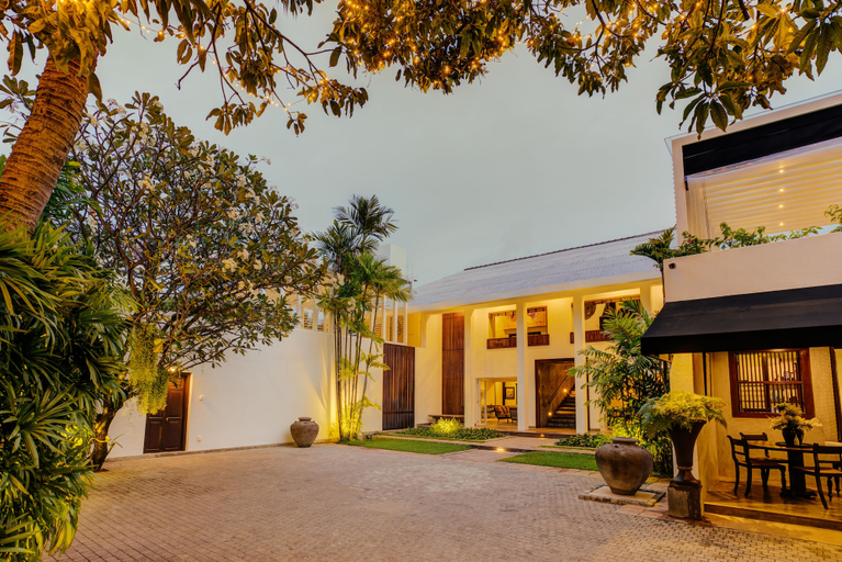 Exterior & Views