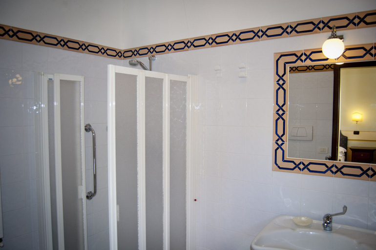 Bathroom 2, Hotel Arca di Pienza, Siena