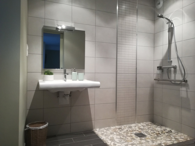 Bathroom 5, Les Rives de la Tronne, Loir-et-Cher