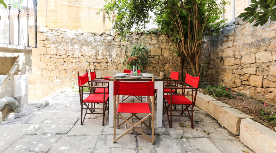Food & Drinks, House of Pomegranates