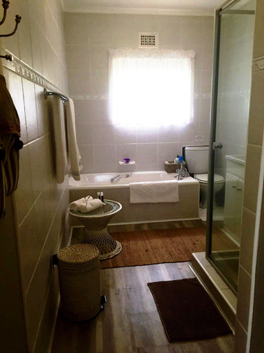 Bathroom 5, Cathkin Cottage B&B, Uthukela