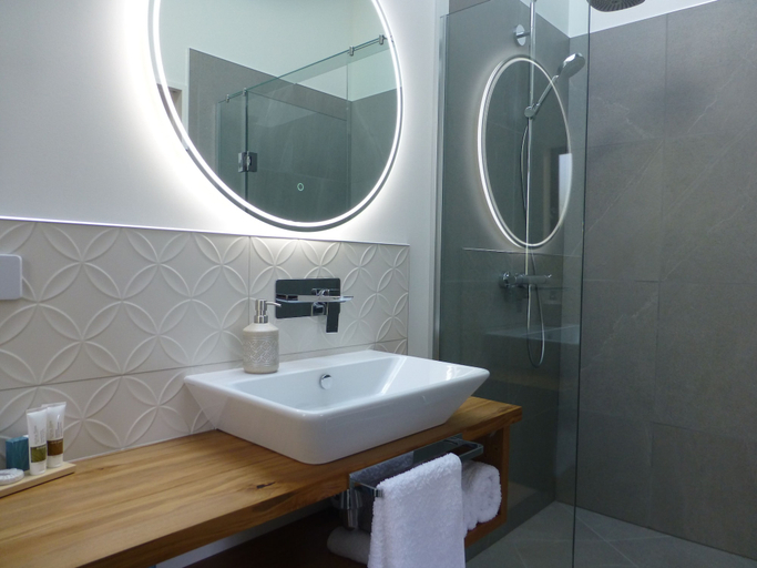 Bathroom 4, The Bay House Beachfront Accommodation, Buller