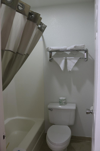 Bathroom 5, Heritage Inn & Suites, Butler