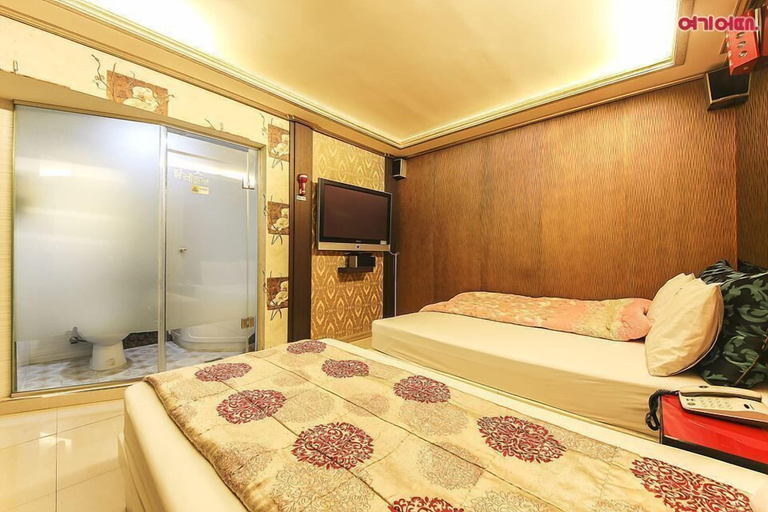 Bedroom 4, Palace Motel, Dong