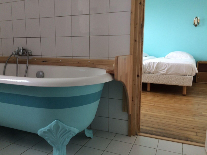 Bathroom 4, Hotel Richelieu, Pas-de-Calais