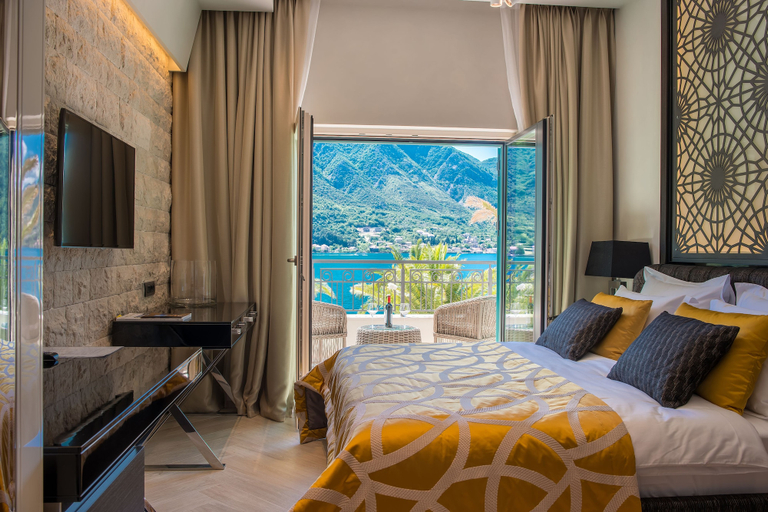 Bedroom 4, Forza Terra
