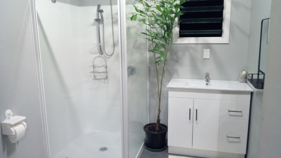 Bathroom, Te Moana Nui Villa 2, Rorotonga