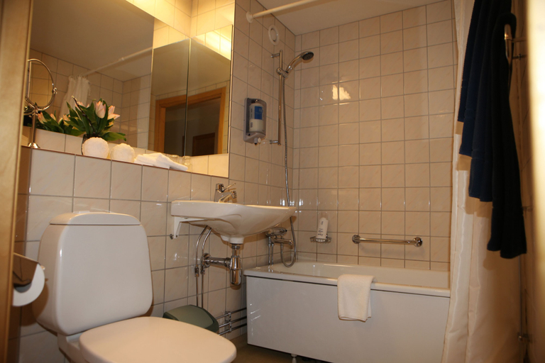 Bathroom 4, Hotel Mölndals Bro, Mölndal
