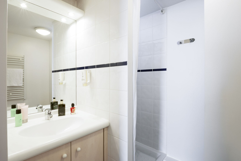 Bathroom 5, Aparthotel Adagio Access Strasbourg Illkirch, Bas-Rhin