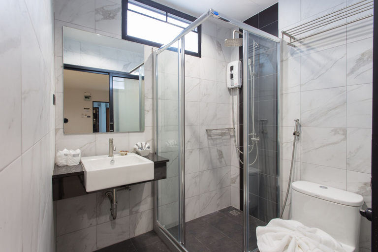 Bathroom 4, Well Timed Hotel, Mueang Krabi
