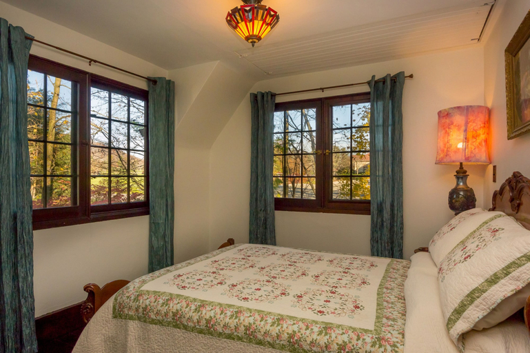 Bedroom 2, Castle on Glen - 3 Bedroom Home, Chemung