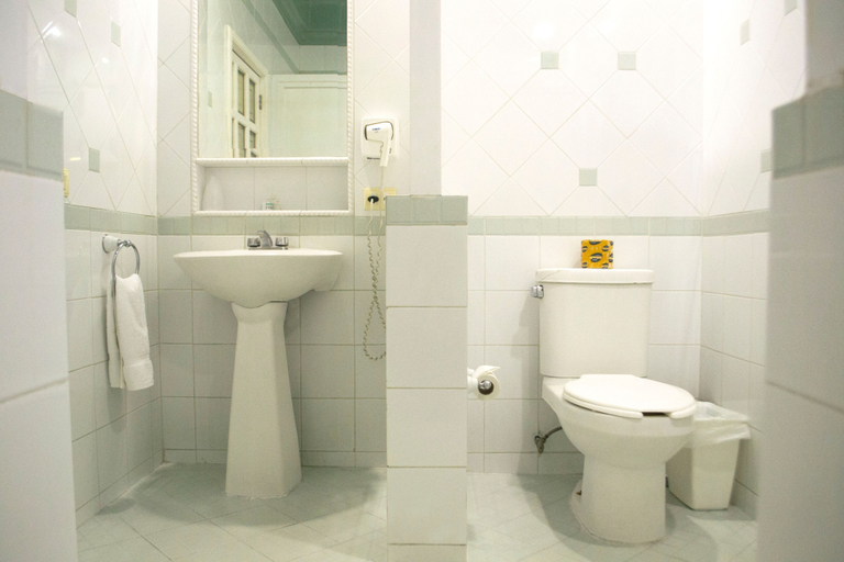 Bathroom 5, Hotel Leon, León