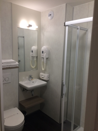 Bathroom 4, Kyriad Hotel La Fleche, Sarthe