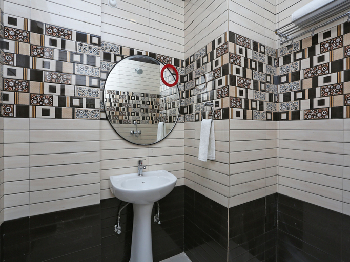 Bathroom 2, Hotel Capital Mount, Delhi