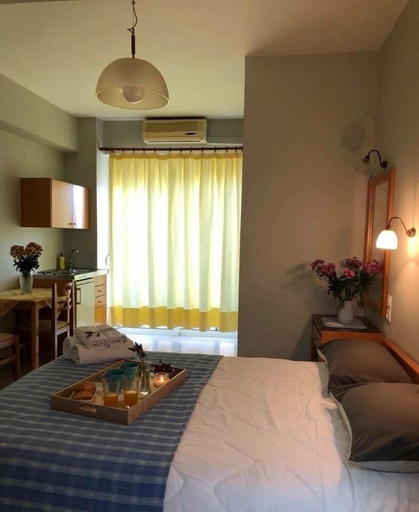 Bedroom 3, Leonidas Rooms, Crete