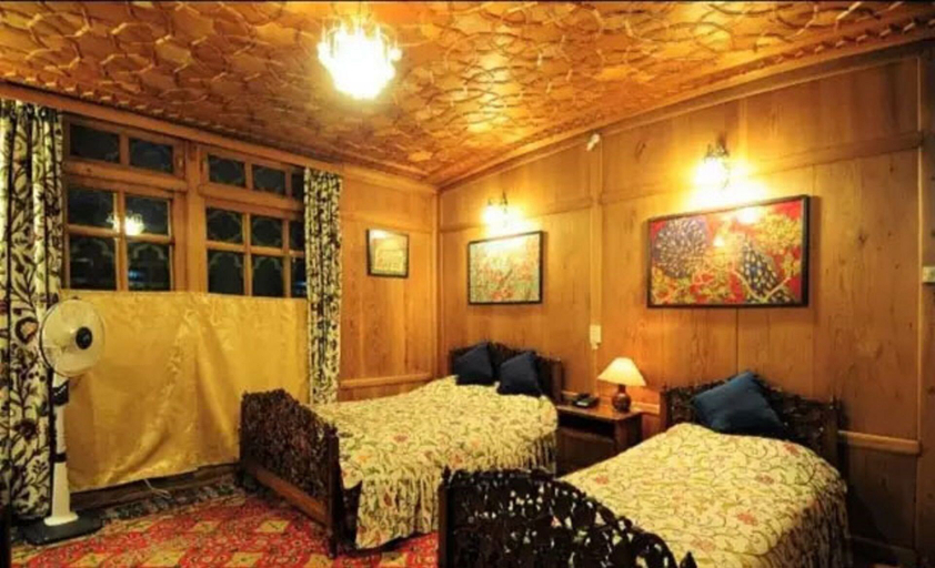 Bedroom, Yadgaar Houseboats, Srinagar
