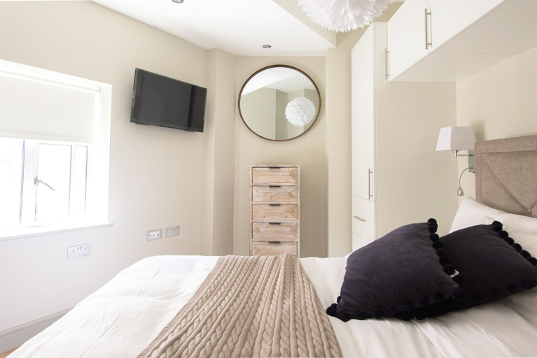 Bedroom 3, The Soho Loft - Elegant & Modern 1bdr in Soho, London