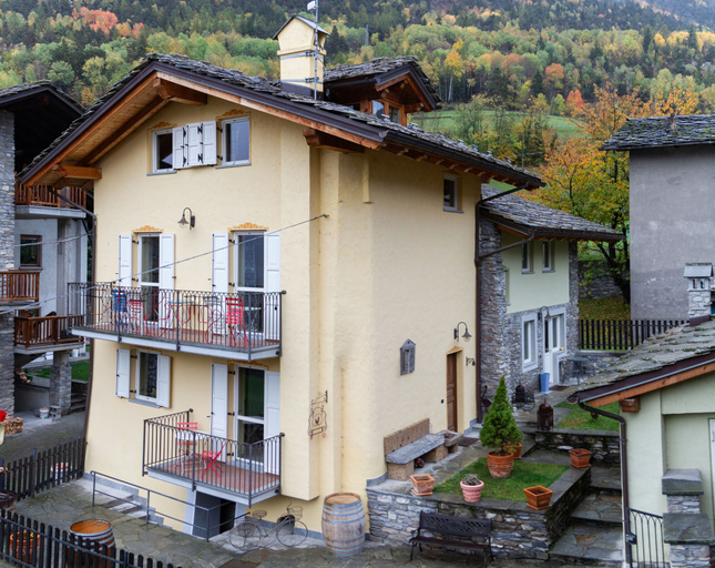 Exterior & Views