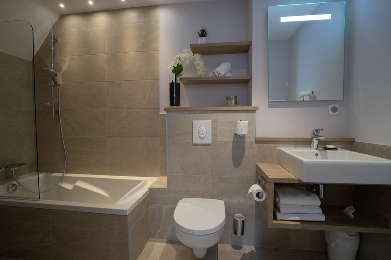 Bathroom 3, Hôtel des Marins, Ille-et-Vilaine