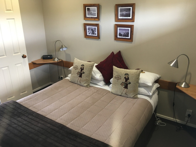 Bedroom 2, Lakefront Lodge, Southland