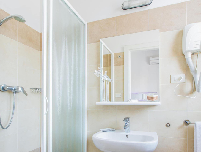 Bathroom 5, Hotel Oliver, Ravenna
