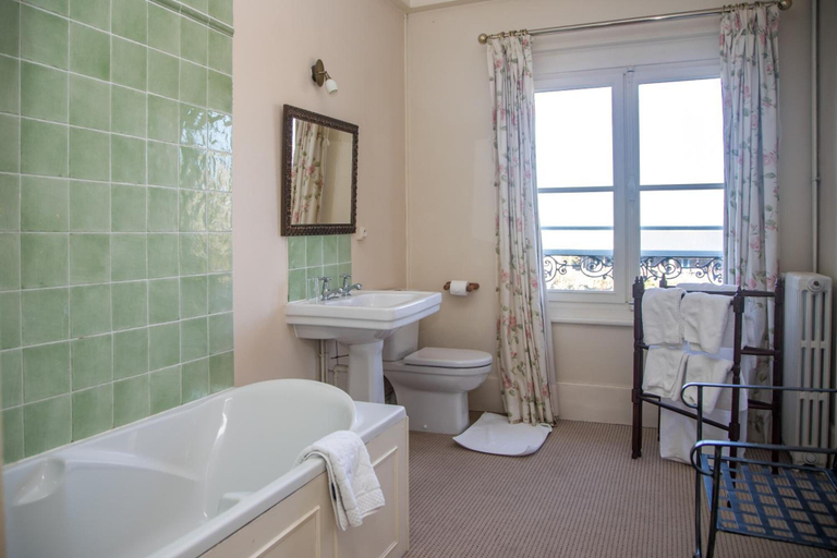 Bathroom 5, Chambres d'Hotes Château de la Puisaye, Eure