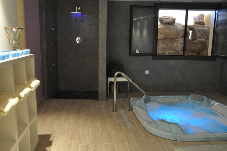 Bathroom 5, HVM Medinasalim, Soria