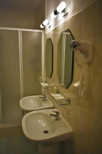 Bathroom 4, Zlote Deby Hotel, Warsaw