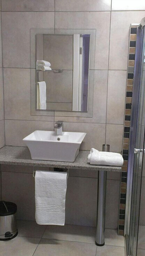 Bathroom, The Place Guest House, Mbabane East