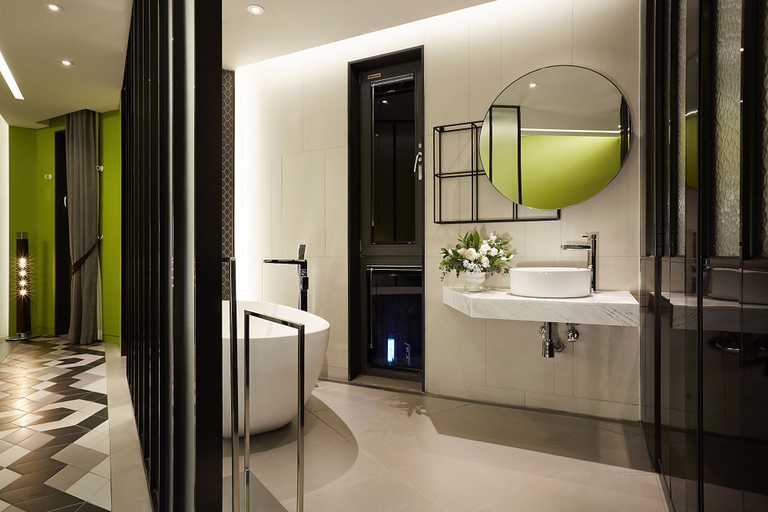 Bathroom 3, 9 Brick Hotel, Mapo