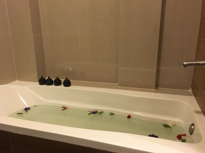 Bathroom 4, The Emerald Sea Resort, Bassein