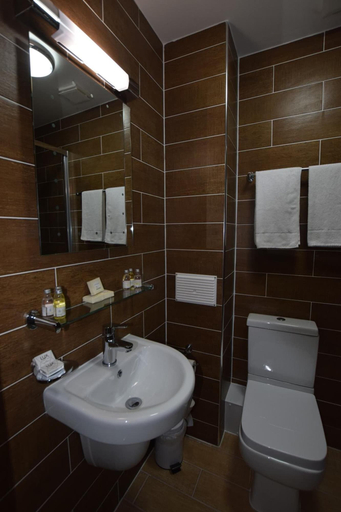 Bathroom 4, Lucky 8 Hotel, London