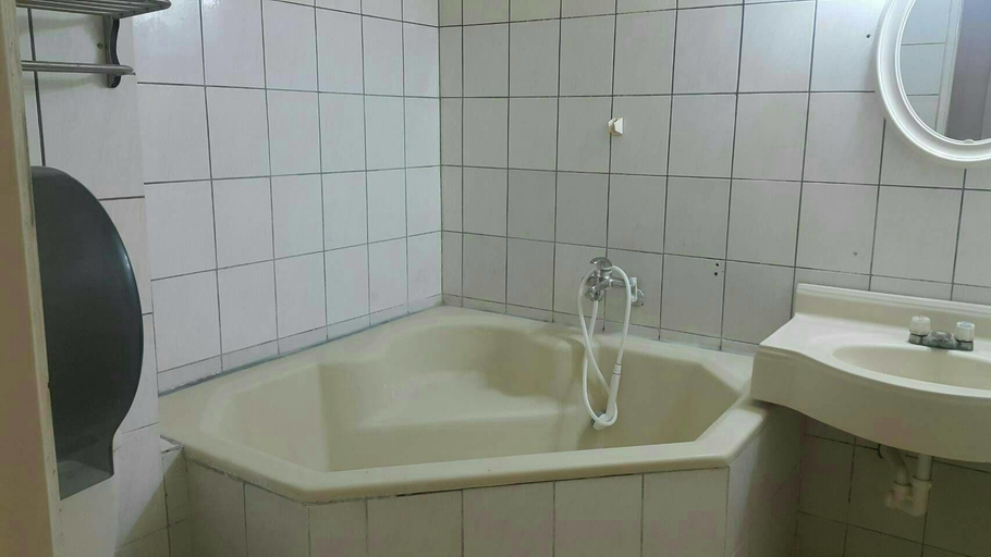 Bathroom 3, Yi Sian Hot Spring Hotel, Taitung