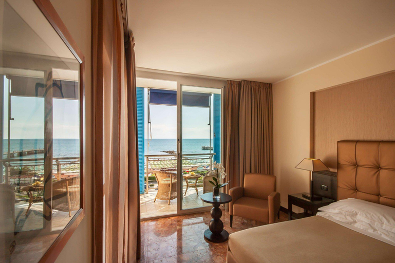Bedroom 3, Hotel Excelsior, Massa Carrara