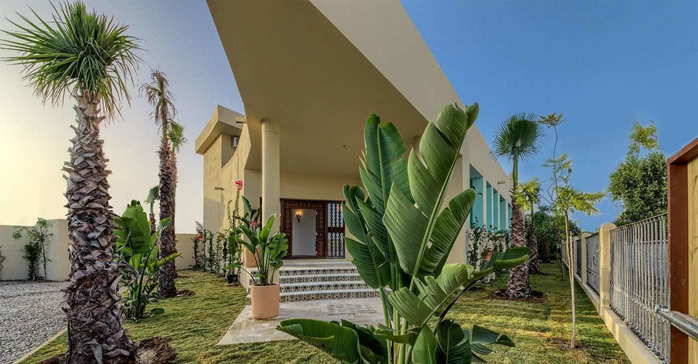 Exterior & Views
