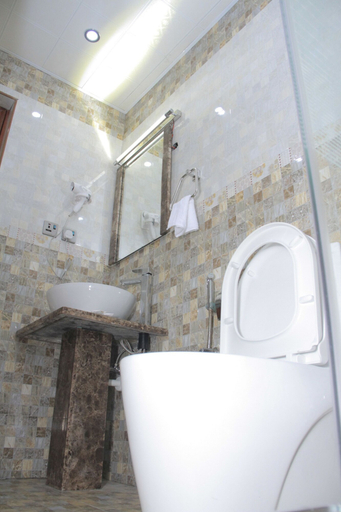 Bathroom 4, Zimbo Golden Hotel, Ilala