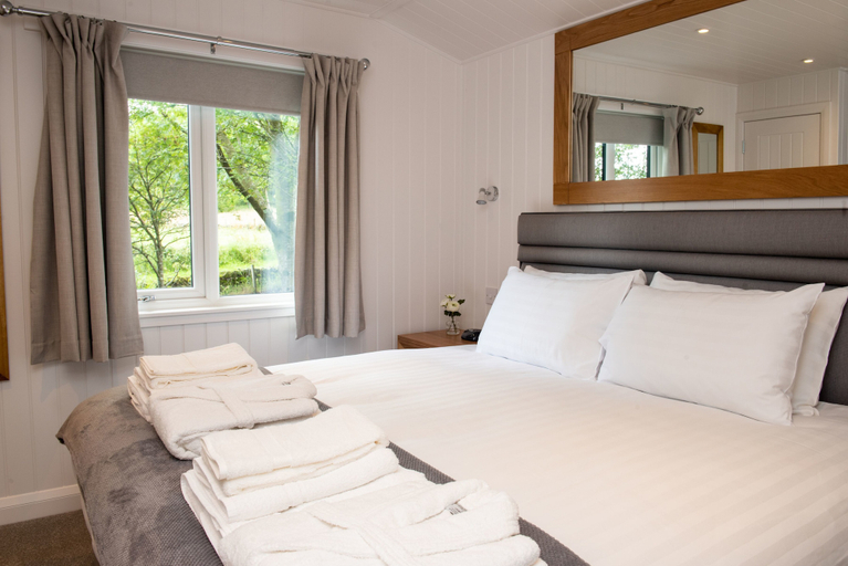 Bedroom 3, Super King Lodge-sleeps 2-hottub-sea View, Renfrewshire
