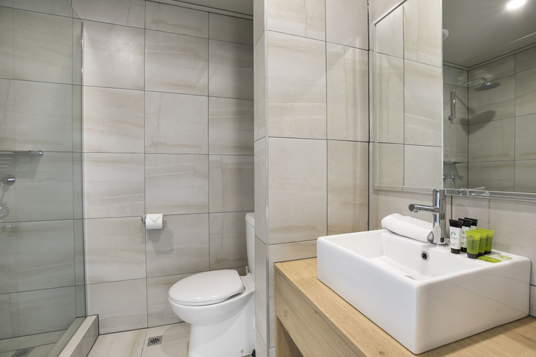 Bathroom 3, Nightcap at Excelsior Hotel, Whittlesea - South-West