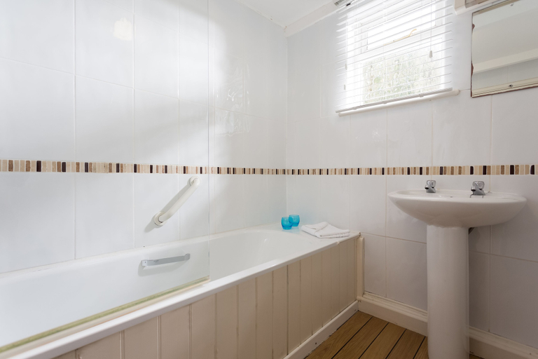 Bathroom 4, Oystercatcher Apartments, Cornwall