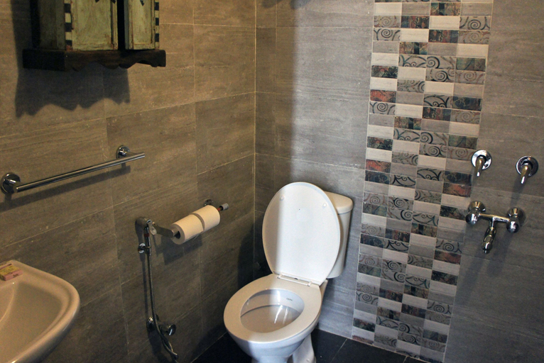 Bathroom 3, Bed & Chai Guest House, Delhi
