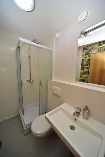 Bathroom 3, B&B Boatel Charlie, Belgrade