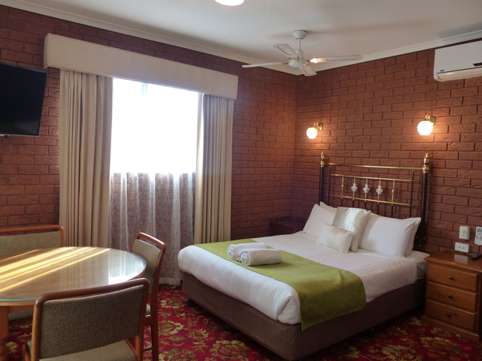 Bedroom 4, Meramie Motor Inn, Albury