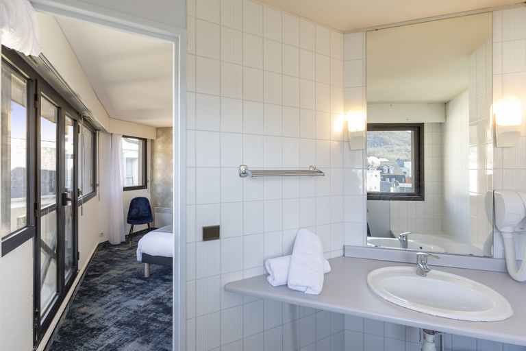 Bathroom 4, Hotel National, Hautes-Pyrénées