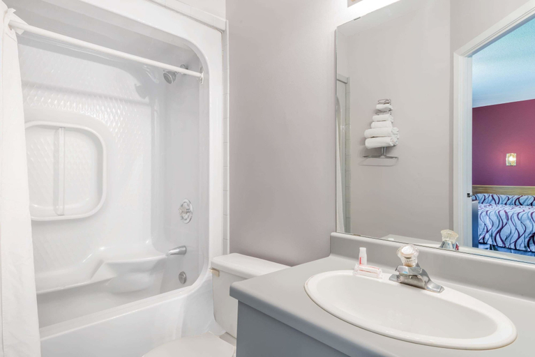 Bathroom 3, Super 8 by Wyndham Mt Hope Hamilton Intl Arpt ON, Hamilton