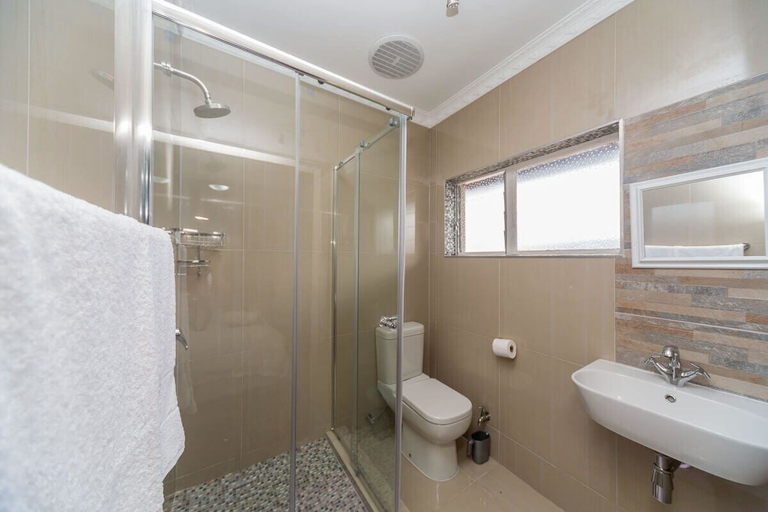 Bathroom 4, The Musafer Travel Lodge, Umgungundlovu