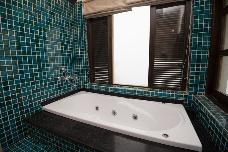 Bathroom 3, Chamong Chiabari, Darjiling