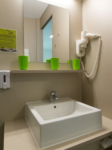Bathroom 3, Smart Motel, Horn