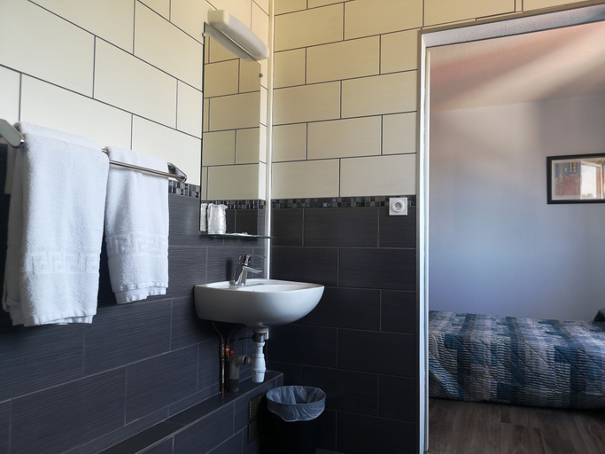 Bathroom 5, Hotel Triotel, Var